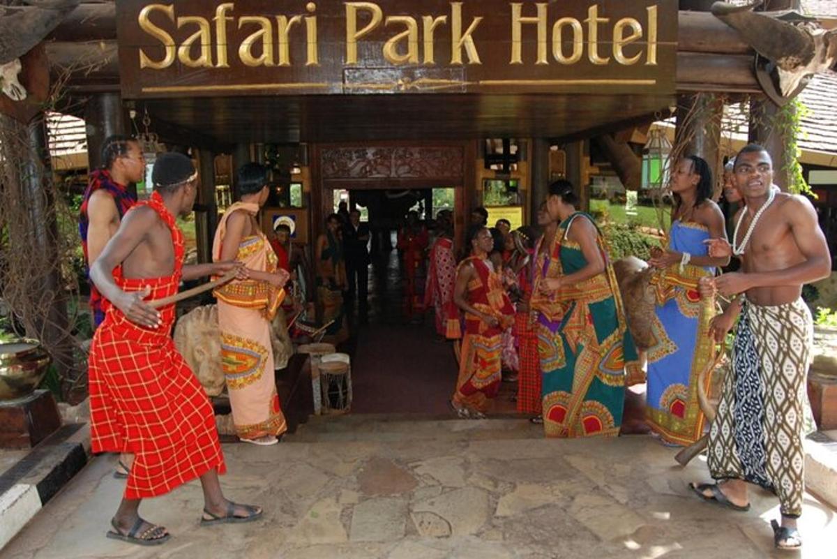 un grup de persones dempeus fora d'un hotel Sari Park