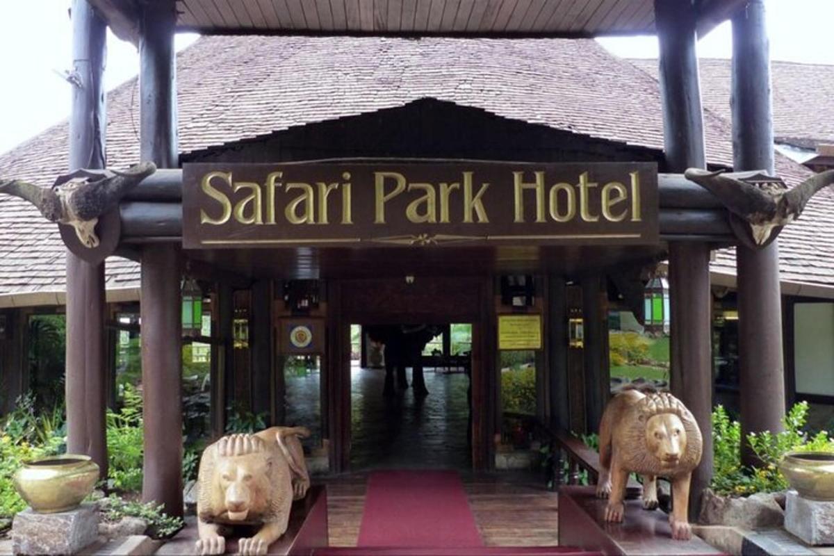 un rètol d'un hotel de parc safari amb dos animals