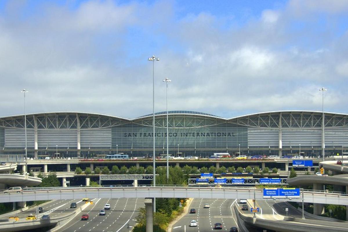 velký stadion s dálnicí před ním