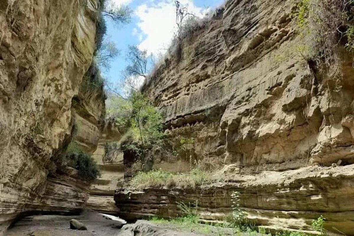 un cañón rocoso con un río en el medio