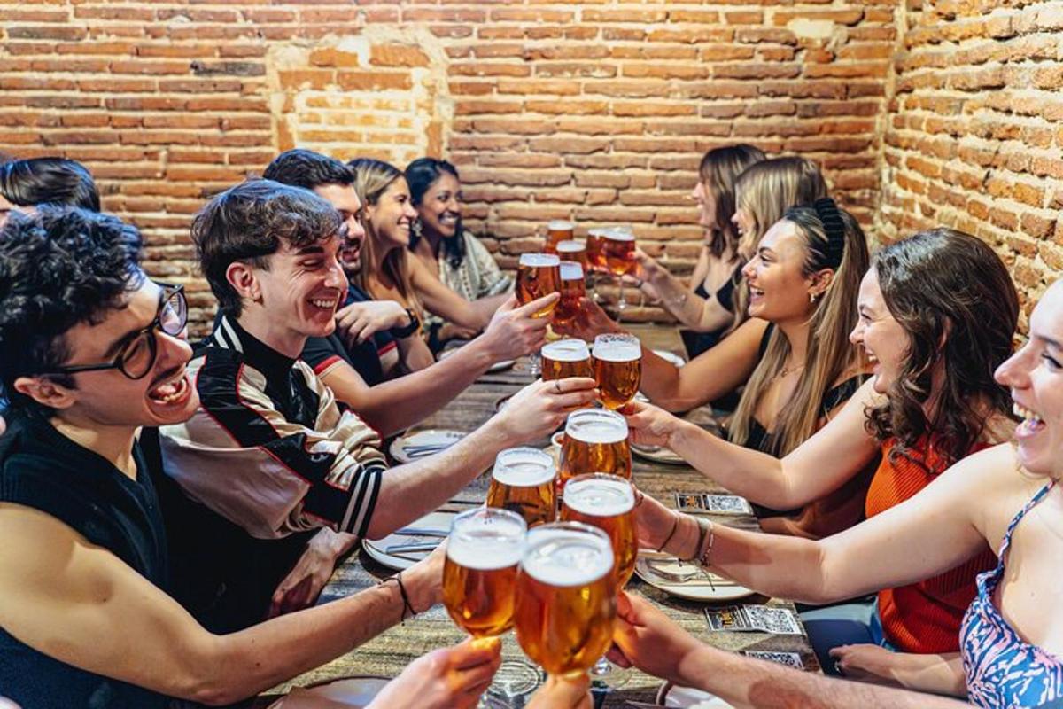 Un grupo de personas sentadas alrededor de una mesa bebiendo cerveza.