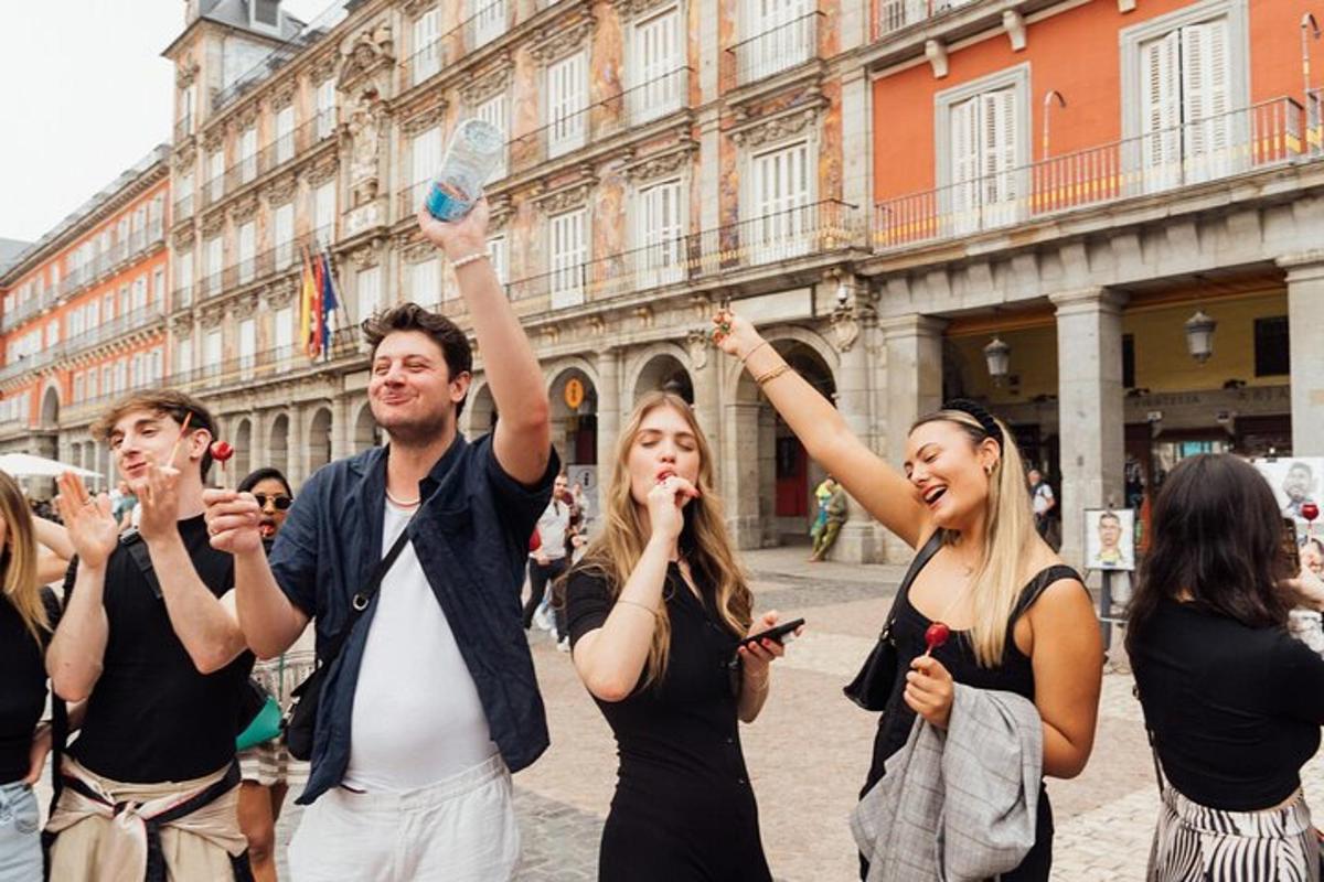 Un grupo de personas paradas en la calle con las manos en el aire.