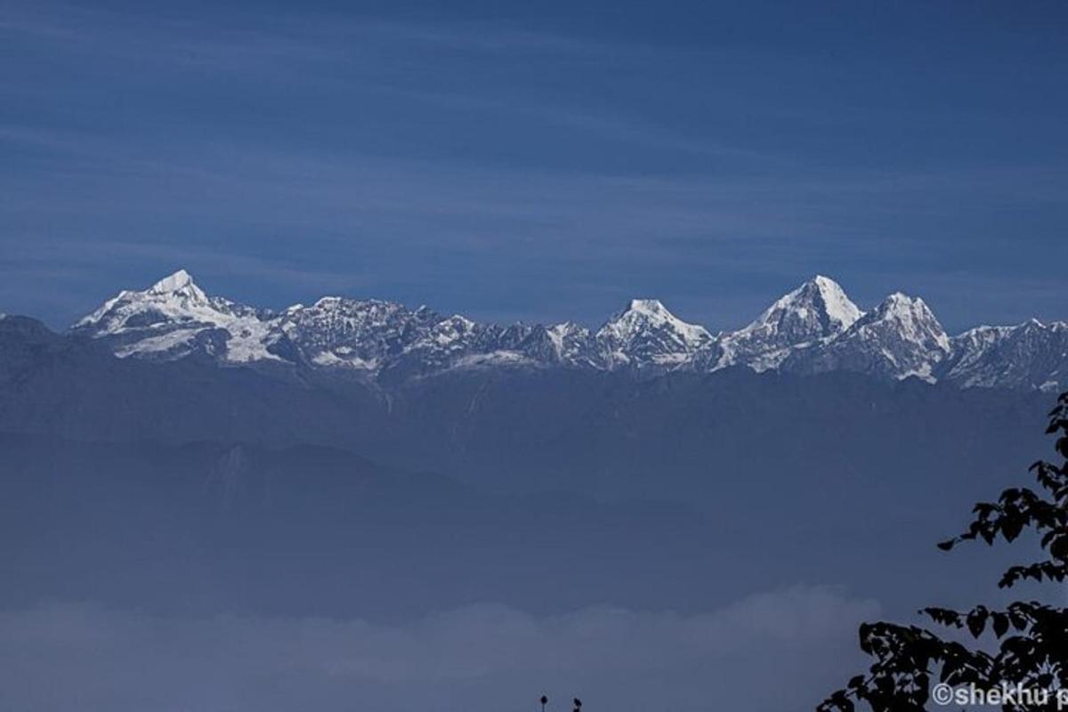 una catena montuosa con montagne innevate in lontananza