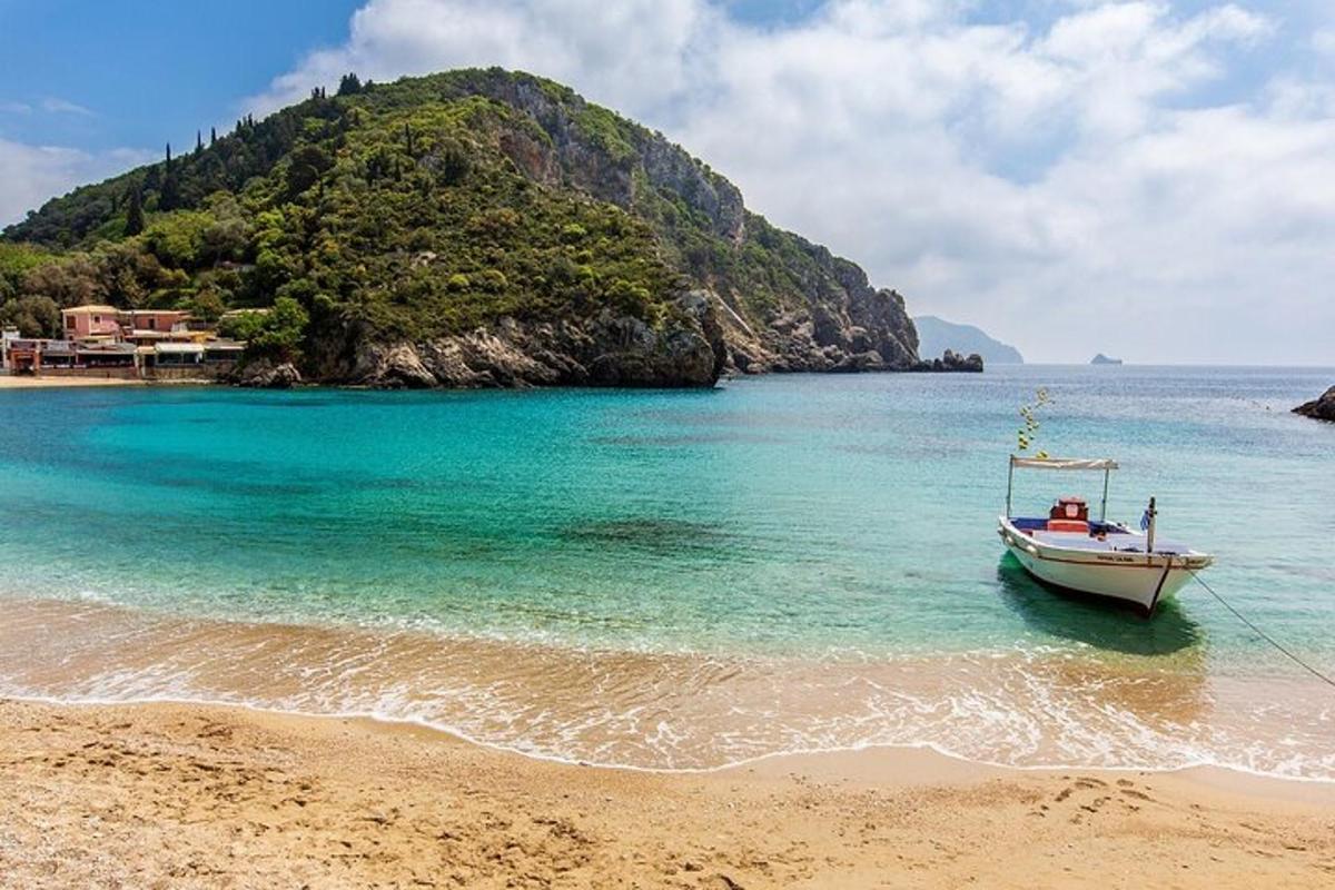 um barco na água em uma praia