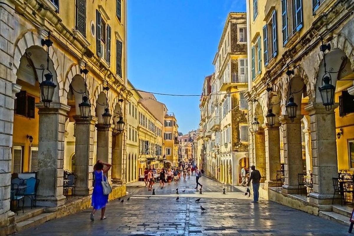 um grupo de pessoas caminhando por uma rua com prédios