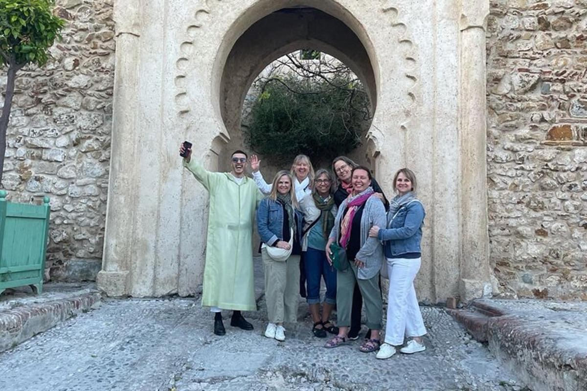 un gruppo di persone in piedi davanti a un edificio