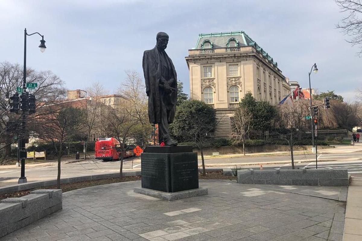 statua mężczyzny przed budynkiem