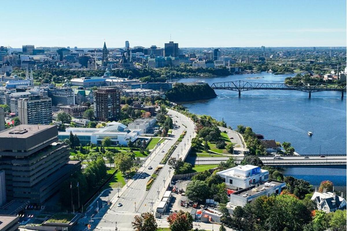 Una vista aérea de una ciudad con un río y un puente.