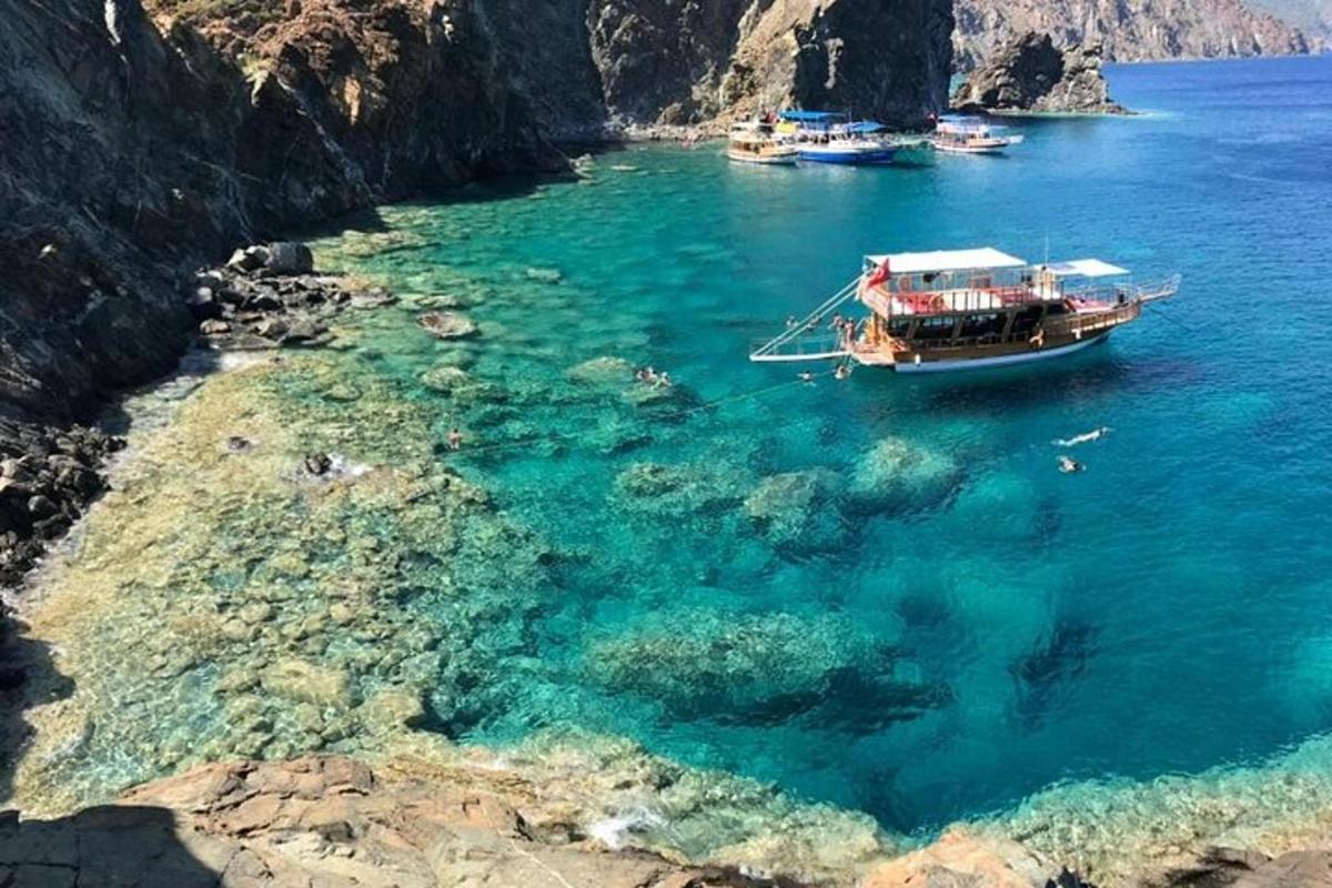 海滩边水中的一艘船