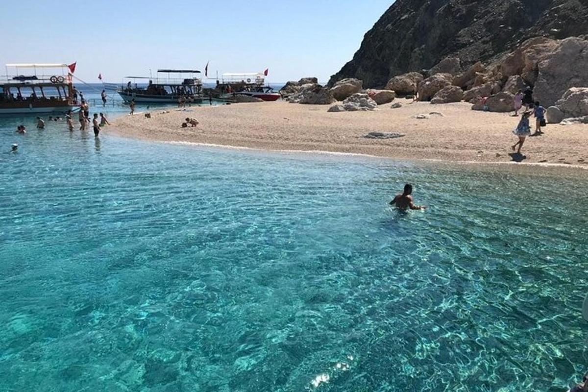 一群人在海滩的水中
