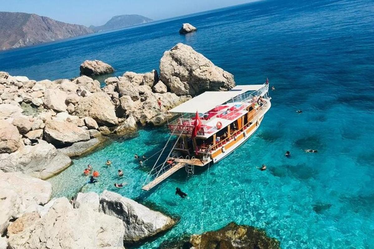 una barca in acqua vicino ad alcune rocce