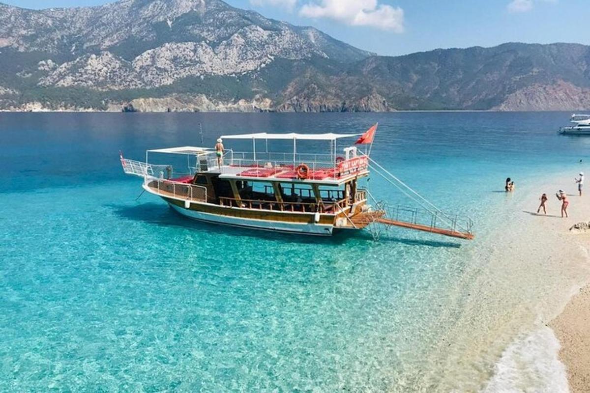 um barco na água em uma praia