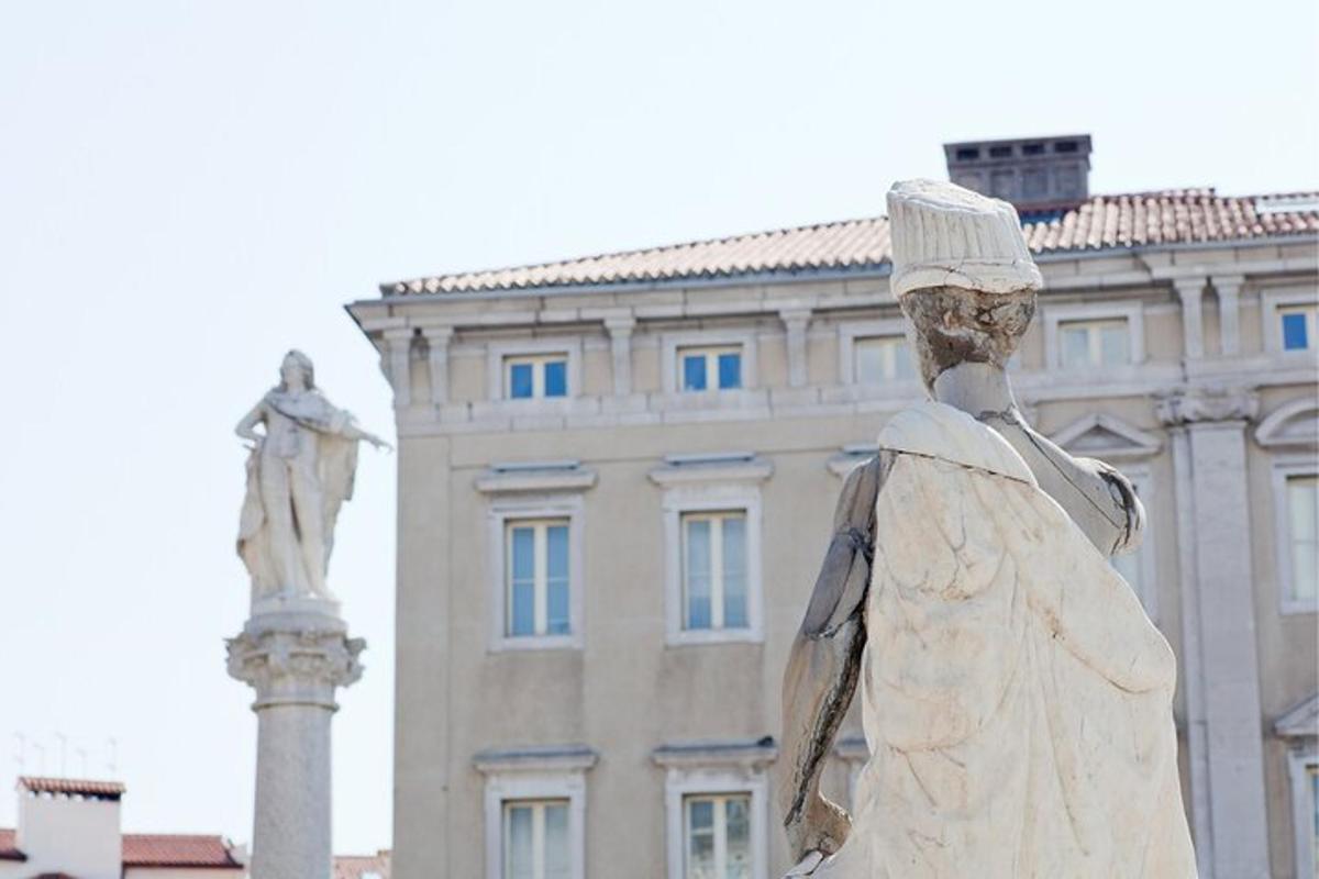 una estàtua situada davant d'un edifici