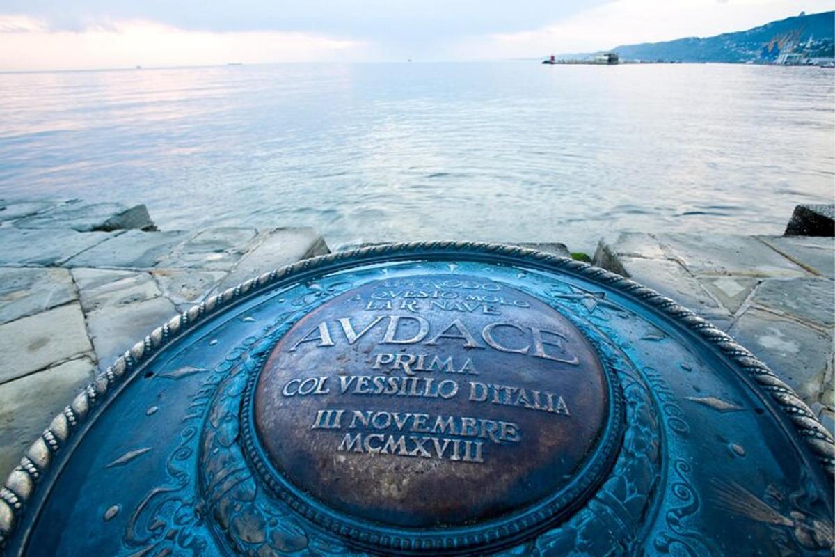 un frisbee davant d'una massa d'aigua