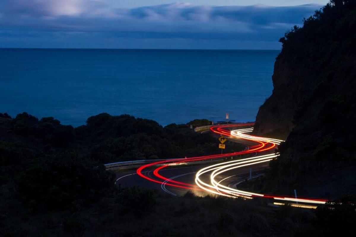una strada illuminata di notte