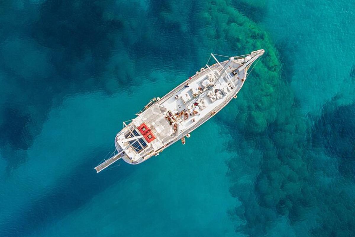 una vista aerea di una barca in acqua