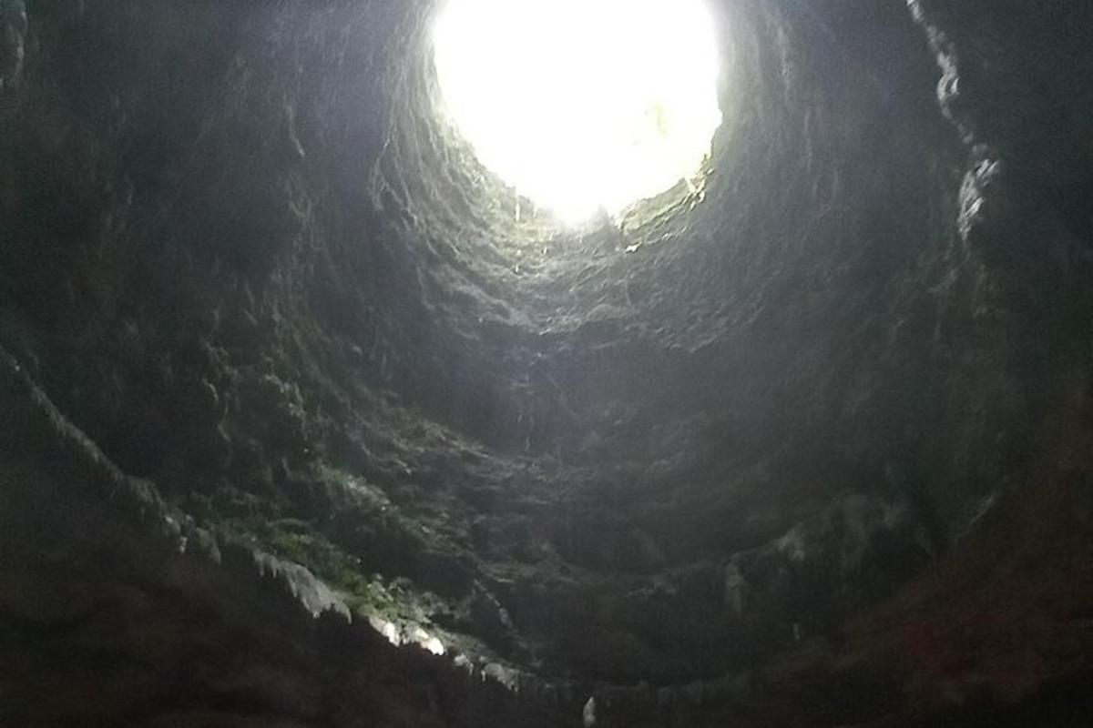 cahaya di hujung gua
