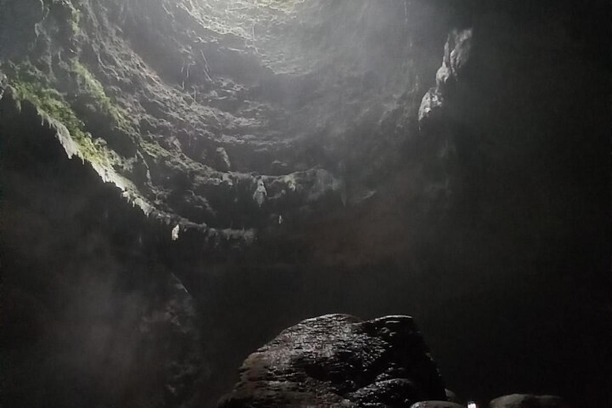 uma vista de dentro de uma caverna escura