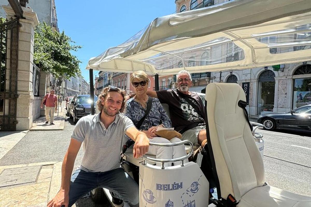 un gruppo di persone sedute su uno scooter