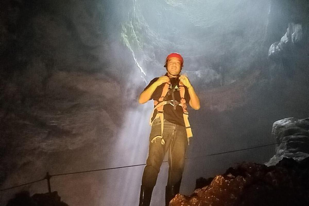 seorang lelaki sedang berdiri di atas sebuah bangunan