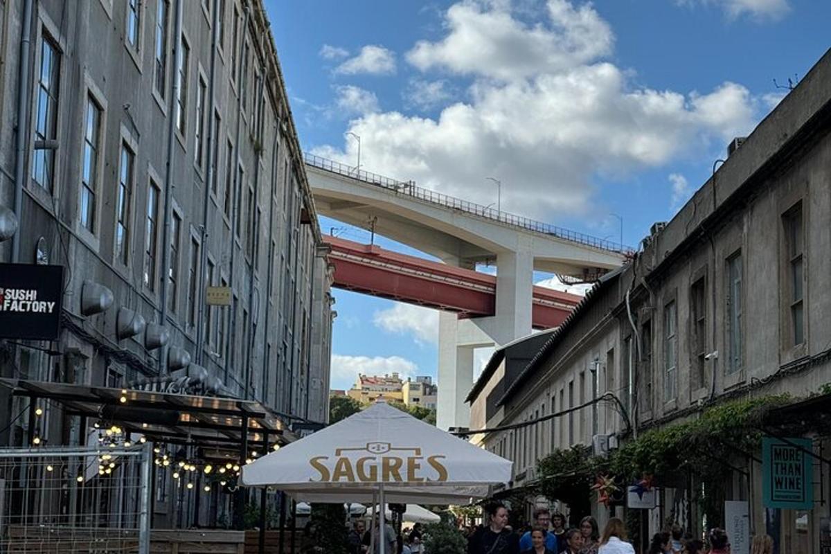 un gruppo di persone che camminano lungo una strada con un ponte
