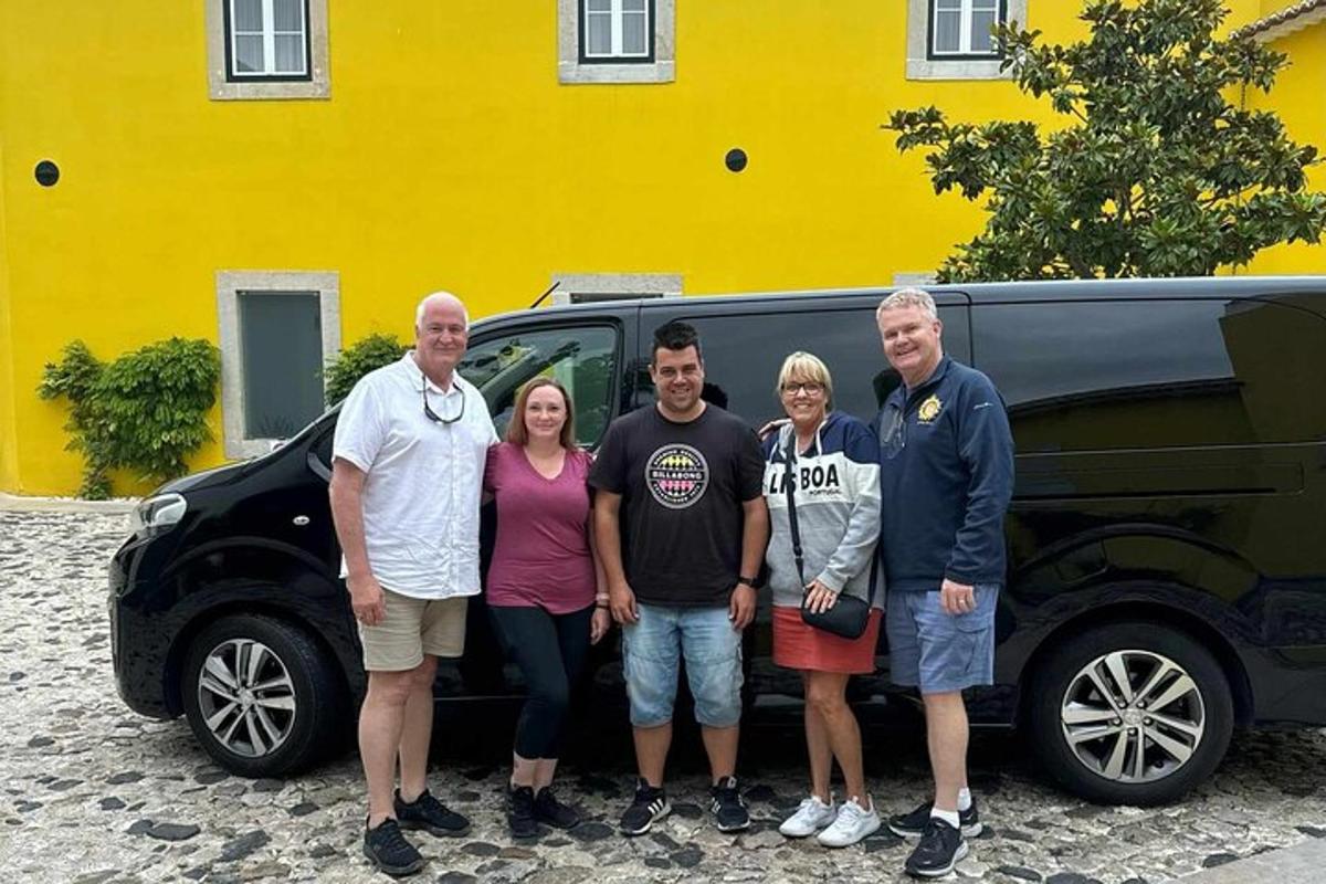 un gruppo di persone in piedi davanti a un furgone
