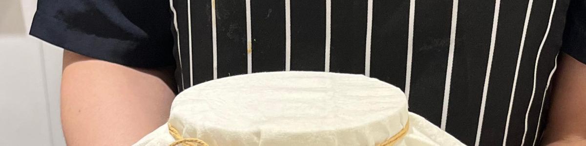 osoba v pruhovaném obleku s cylindrem