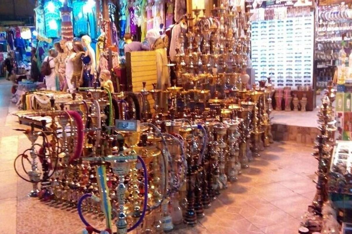 Una tienda con un montón de botellas de vino en exhibición.