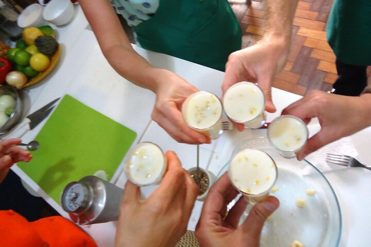 sekumpulan orang memegang minuman dalam gelas wain