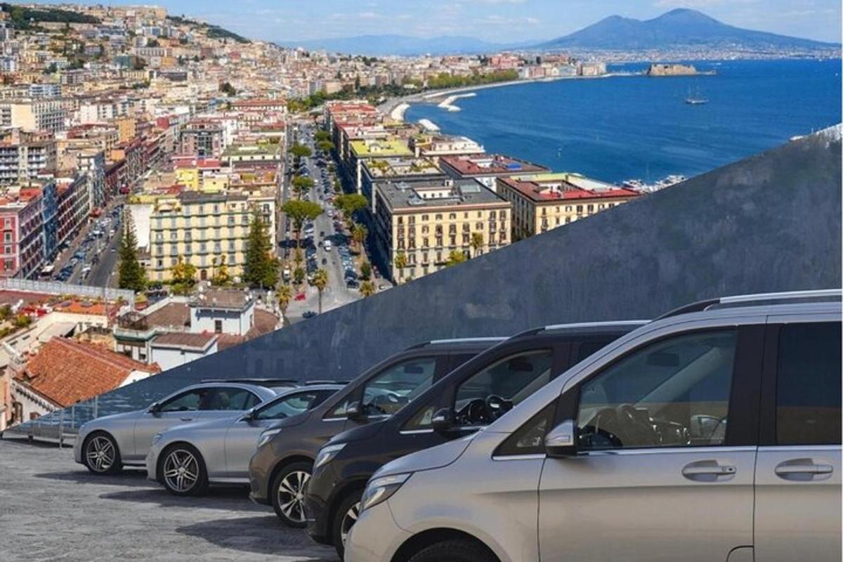 uma fileira de carros estacionados no topo de uma cidade