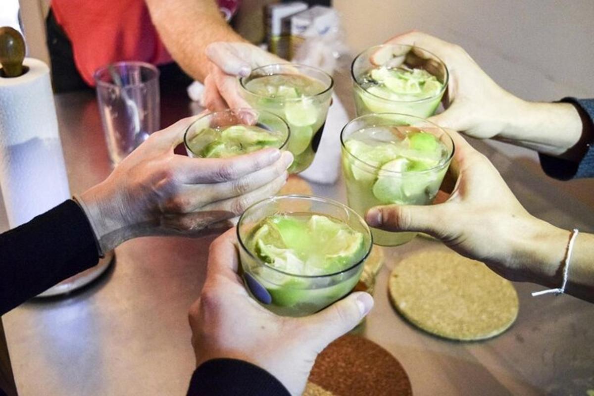 sekumpulan orang memegang gelas minuman