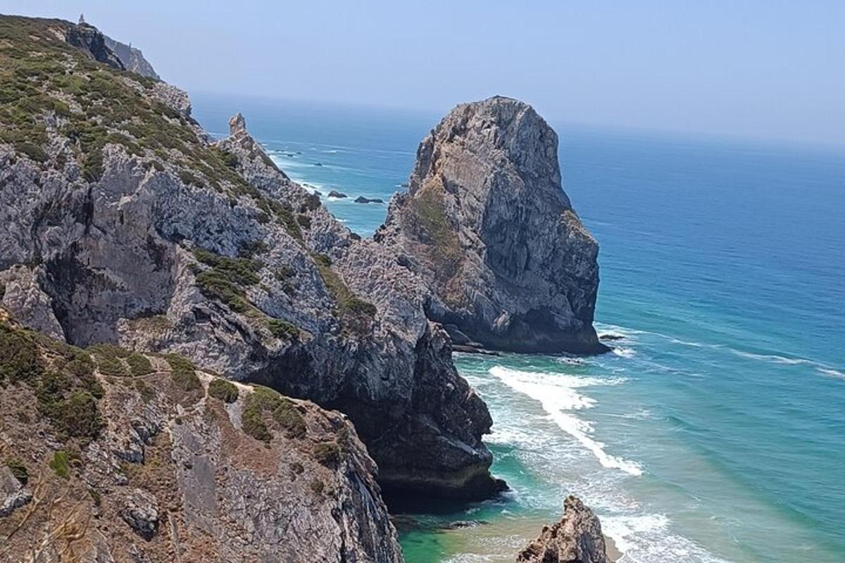 Una vista aérea del océano y una costa rocosa.