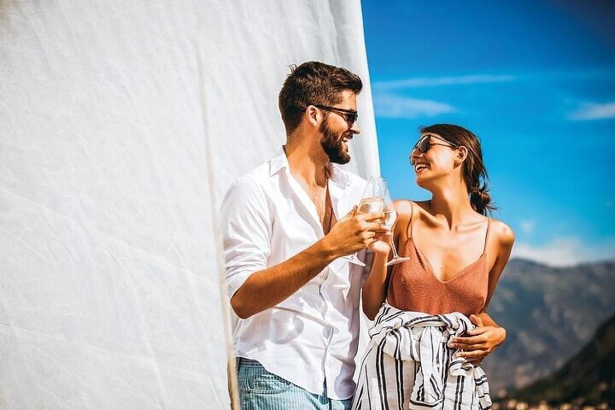 moški in ženska stojita poleg deske za surfanje