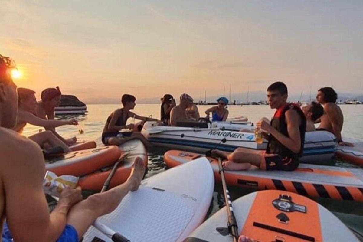 skupina lidí sedících na kajacích ve vodě