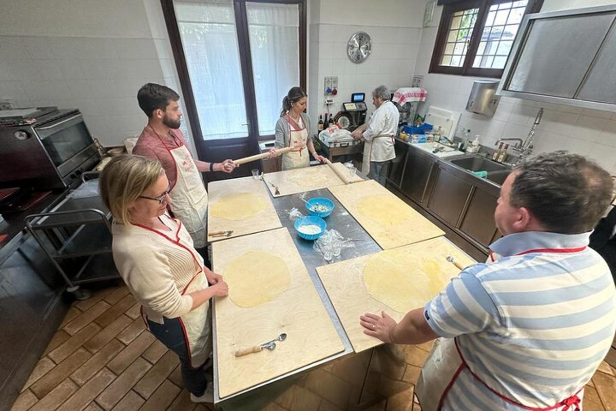 un grup de persones a la cuina preparant menjar