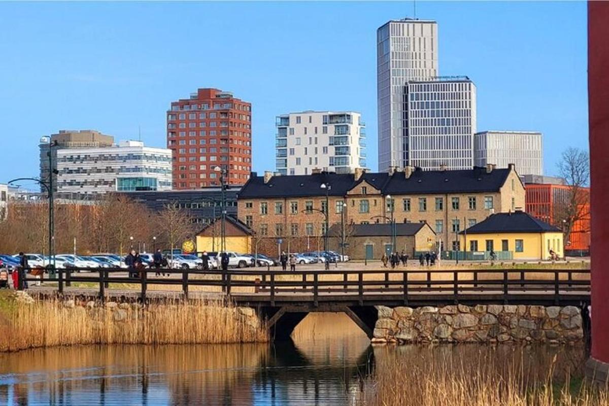 un ponte sopra un fiume con una città sullo sfondo