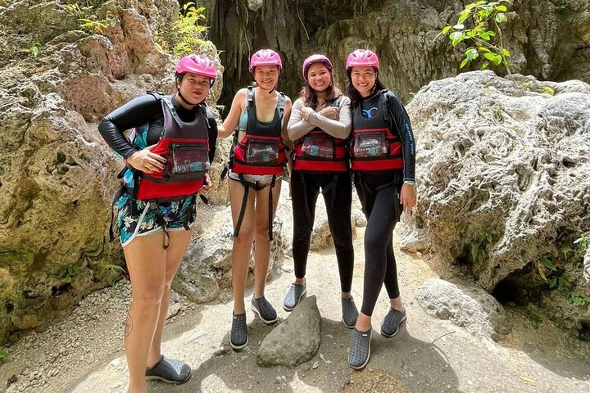 Un grupo de cuatro mujeres de pie en un sendero rocoso