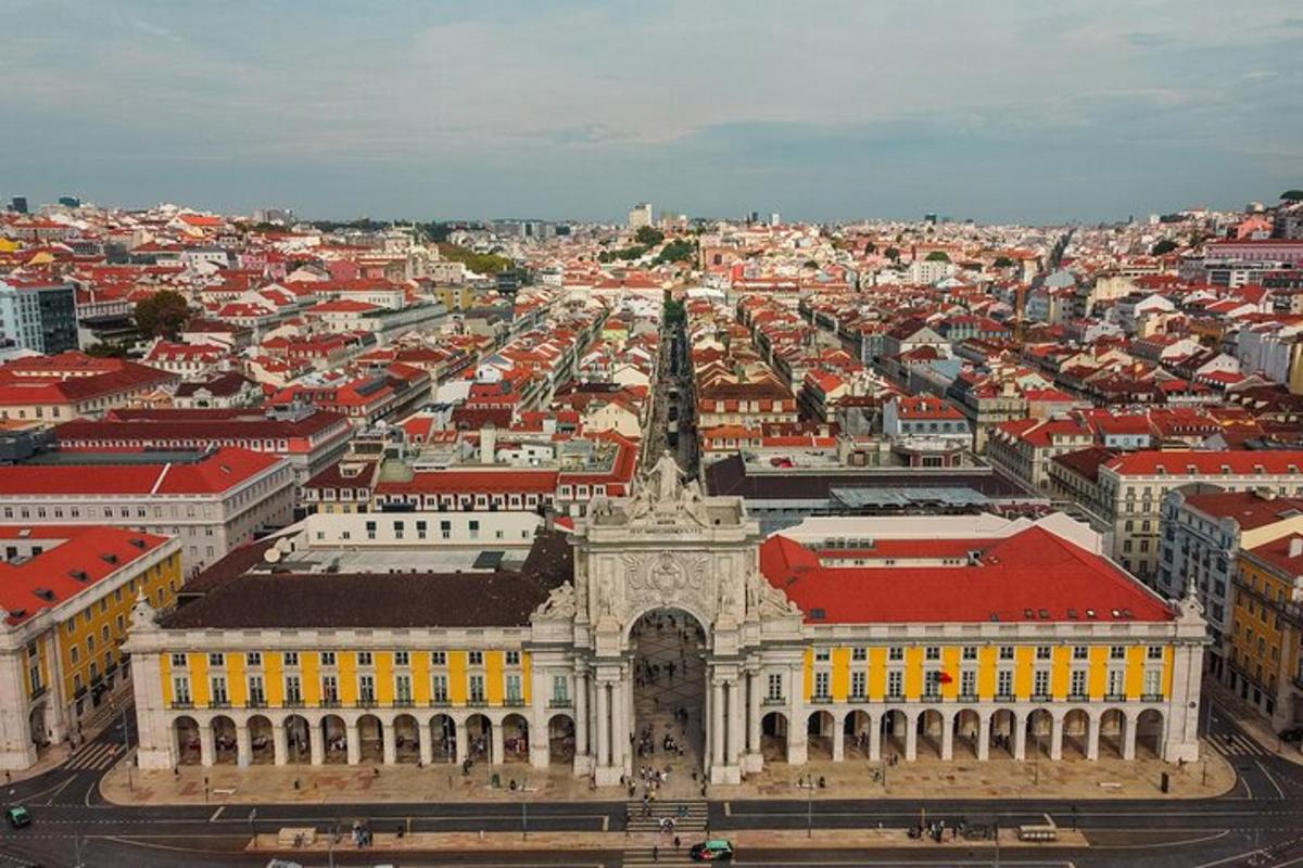 uma vista aérea de uma cidade com edifícios