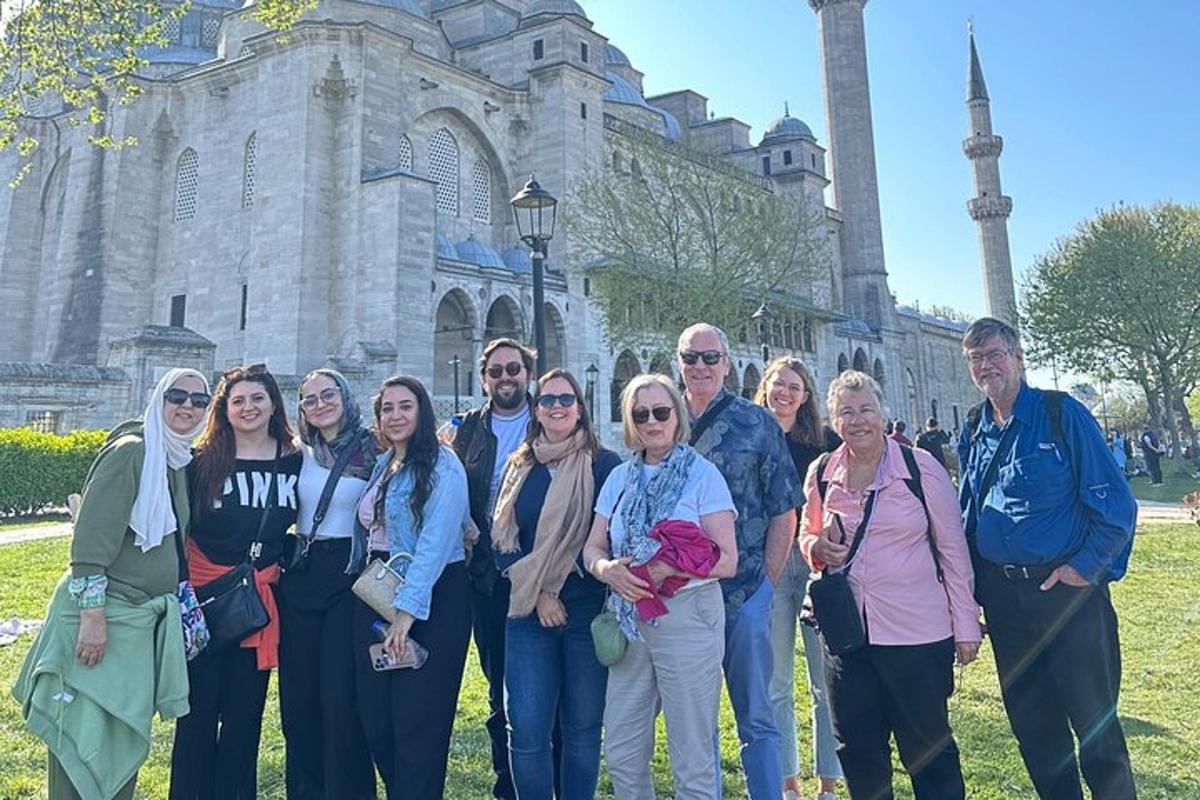 bir binanın önünde duran bir grup insan