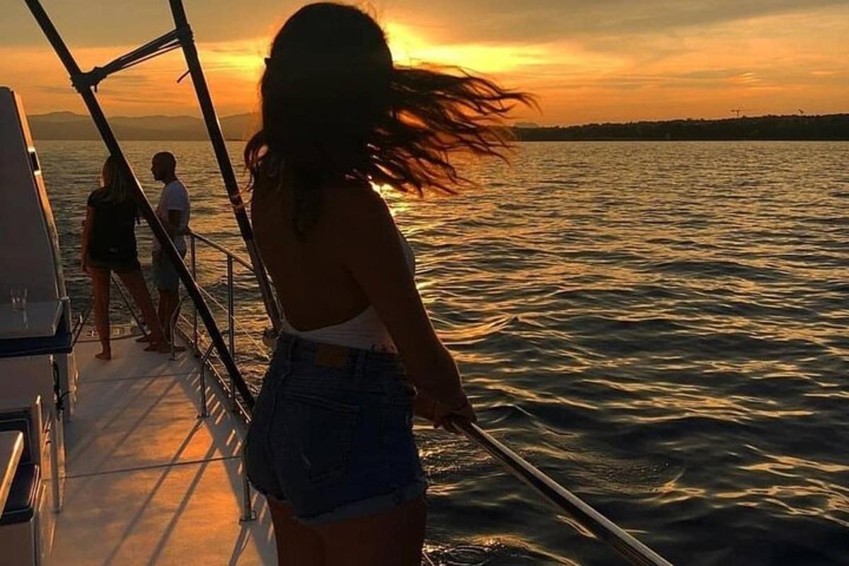 Μια γυναίκα που κρατάει ένα κοντάρι σε μια βάρκα στο νερό