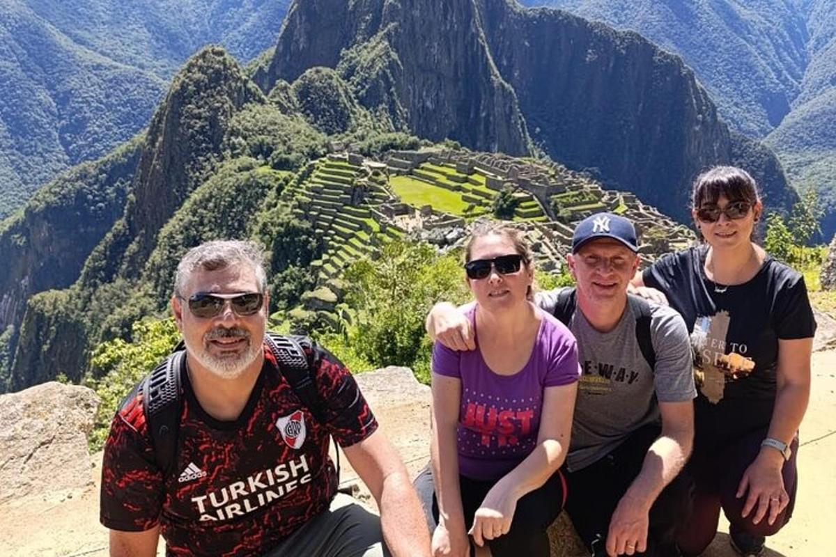 un grupo de personas sentadas en la cima de una montaña