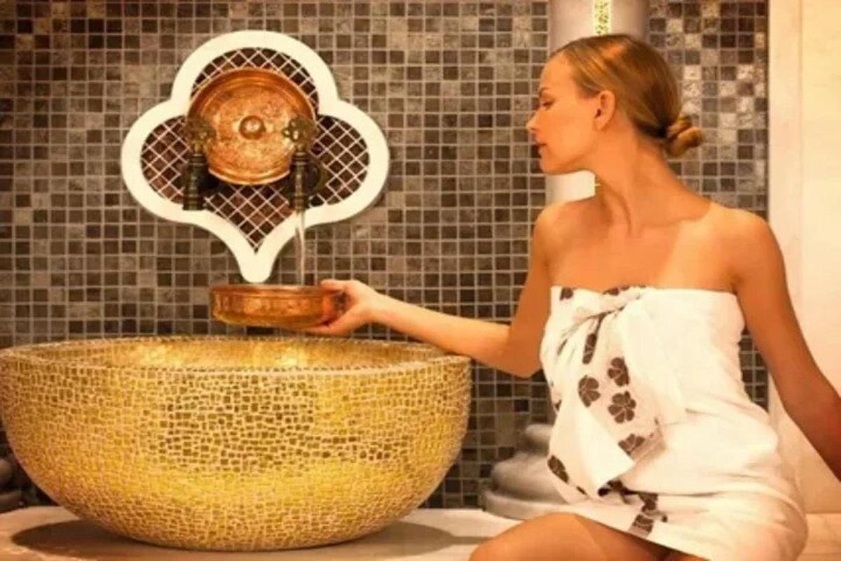 una donna seduta sul pavimento davanti a una ciotola
