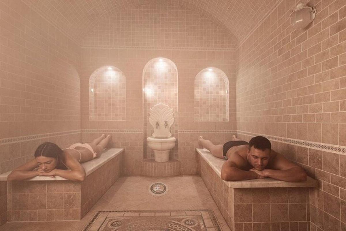 due persone sdraiate in vasche da bagno