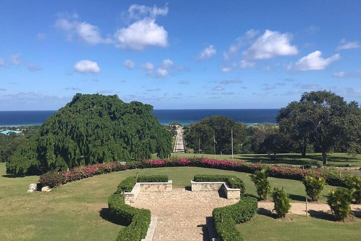 ein Garten mit Blick auf das Meer