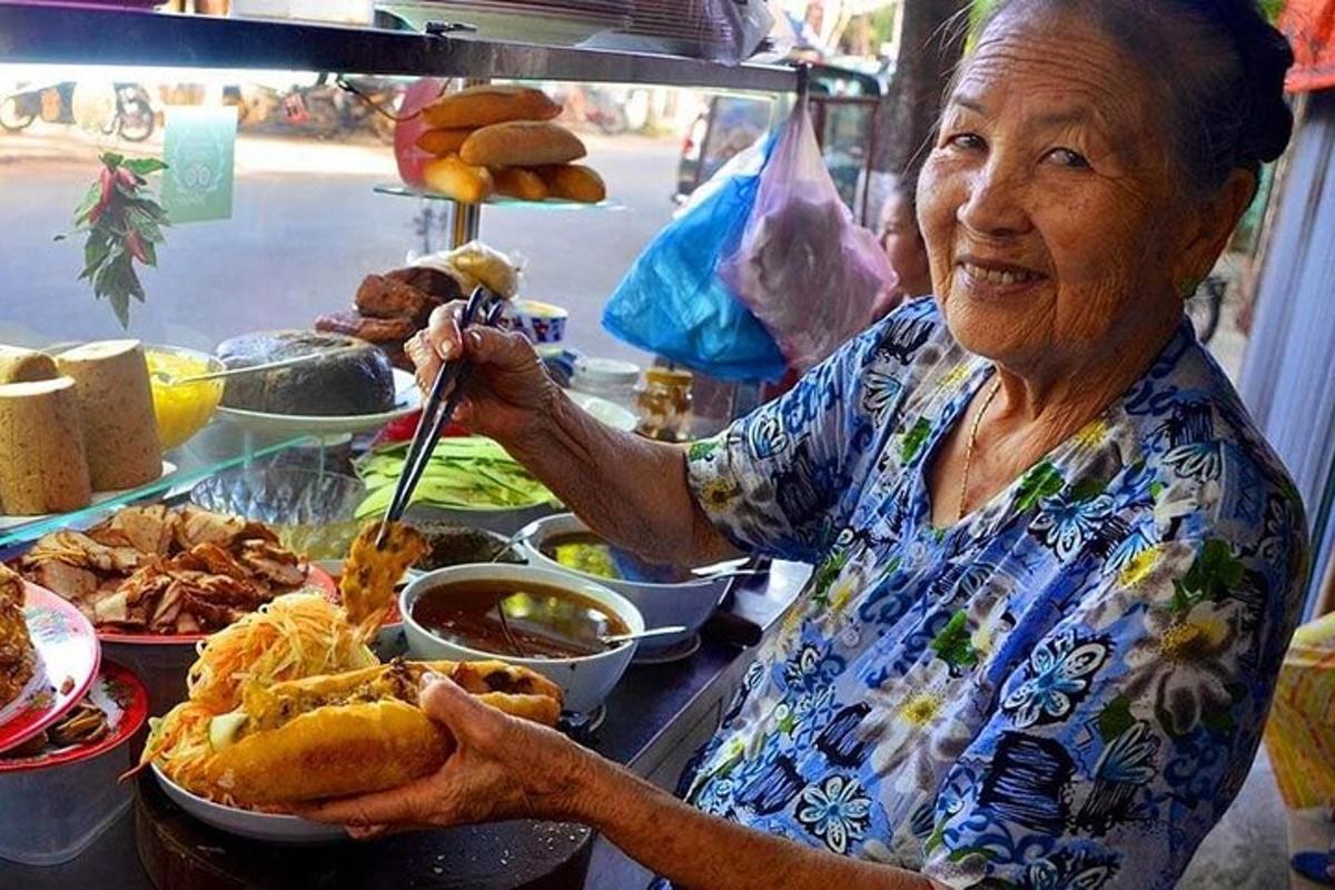 una mujer mayor sosteniendo un plato de comida