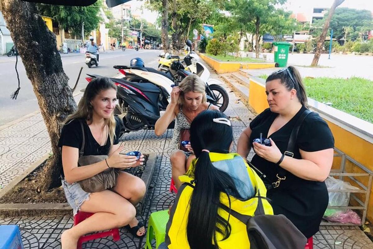 Un grupo de tres mujeres mirando sus teléfonos celulares.