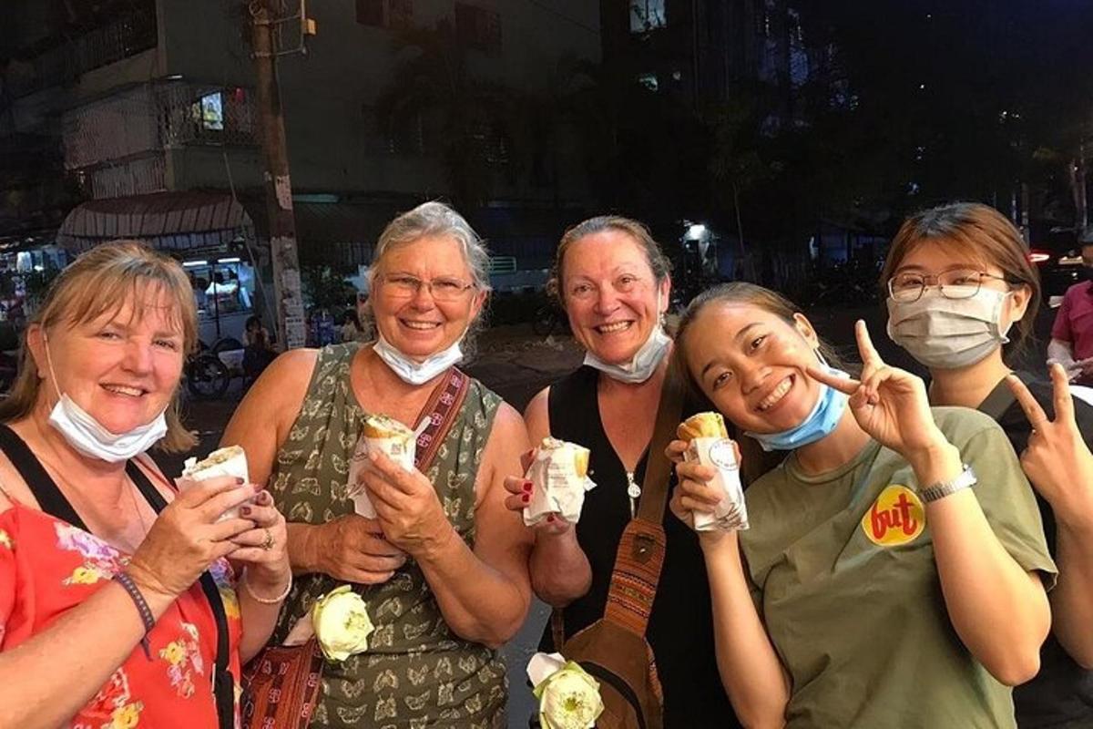 un grupo de personas mayores comiendo helado