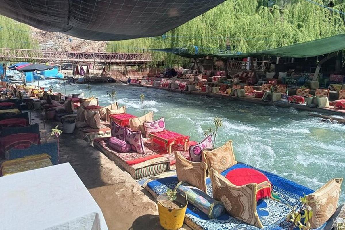 um grupo de mesas e cadeiras ao lado de um rio