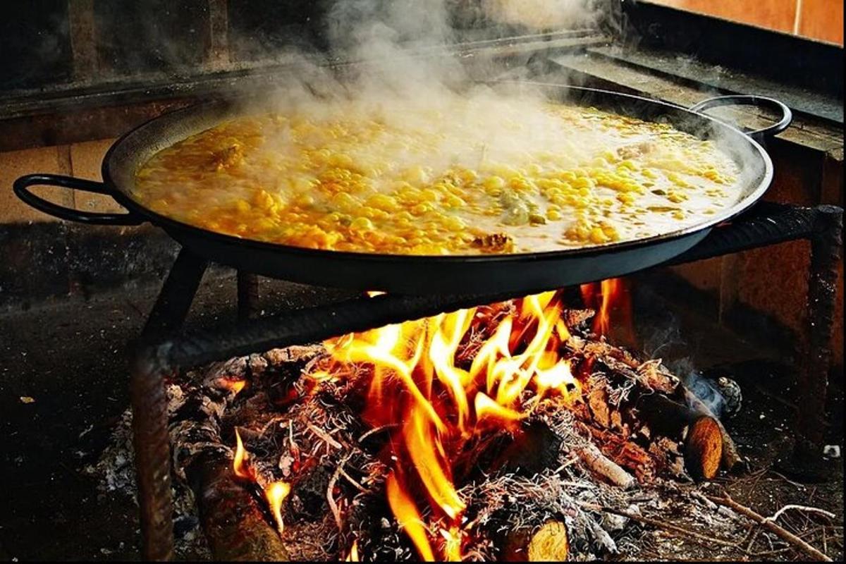 una padella di cibo che cuoce sul fuoco