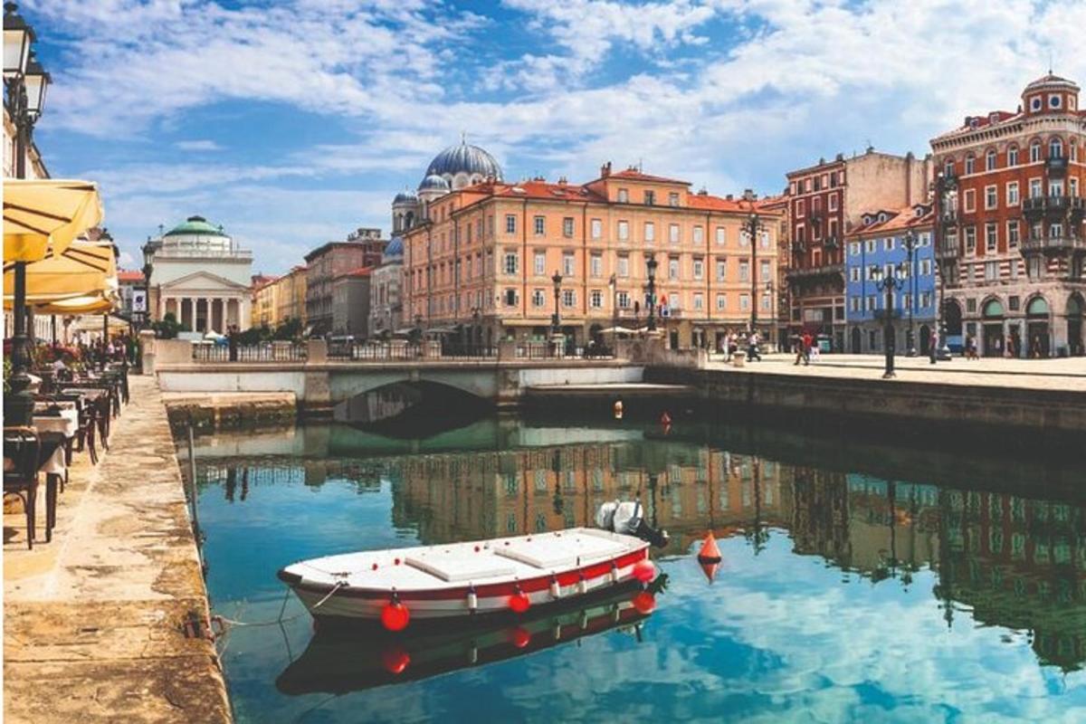 una barca in un fiume in una città con edifici